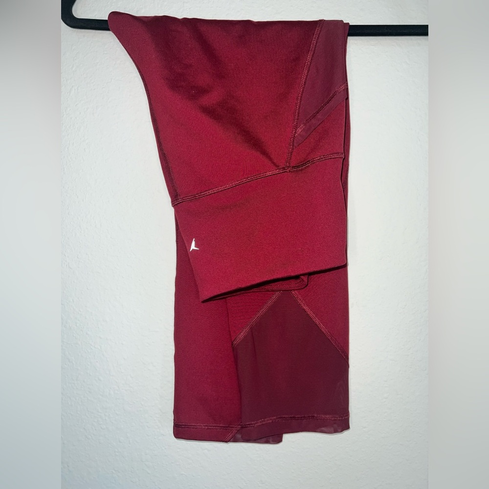 075. Old Navy Active Maroon Elevate Crop Leggings w/ Mesh Accents